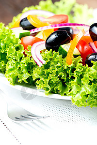 沙律 蔬菜和绿菜在盘子上 在桌布和花粉小吃洋葱早餐青菜美食食物红色营养午餐黄瓜图片