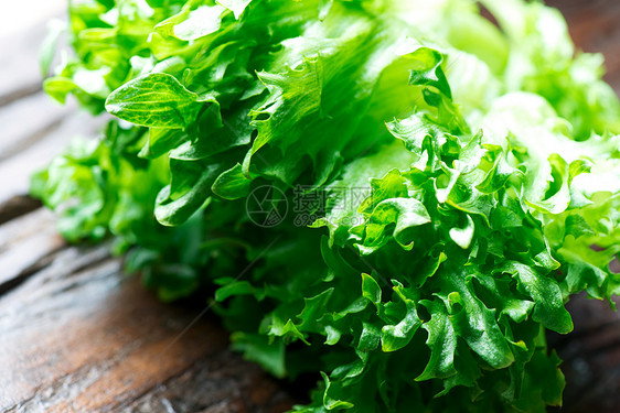 木制桌上的绿色生菜小吃低热量蔬菜生活方式美食活力营养食物叶子杂货店图片