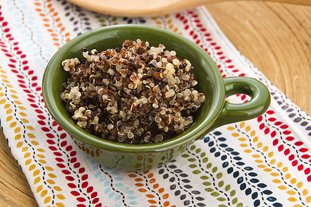 三色quinoa 谷物乡村粮食纤维种子食物桌子收成饮食白色木头图片