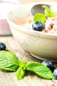 果汁加酸奶和新鲜蓝莓美食木头宏观小吃团体甜点谷物饮食蓝色食物图片