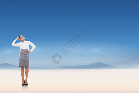 微笑 深思熟虑的女商务人士的综合形象沙漠计算机商业晴天人士多云思维地平线棕色天空图片