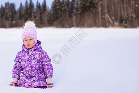 可爱的小可爱女孩 享受寒冬 阳光明媚的日子闲暇降雪快乐女儿紫色情绪衣服幸福天气压痛图片