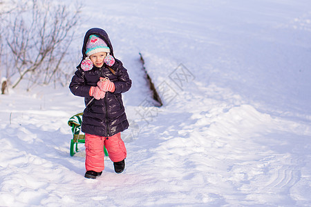 小可爱的快乐女孩 享受阳光明媚的冬日雪帽子孩子森林微笑公园喜悦眼睛乐趣草地幸福图片