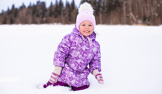 快乐可爱的小可爱女孩 在寒冬阳光明日的雪上玩得开心乐趣围巾婴儿薄片孩子童年幸福天气活动森林图片