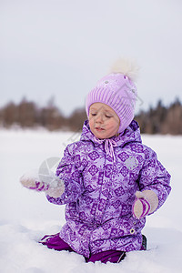 快乐的小女孩在寒冬阳光明日雪雪上玩得开心草地天气活动围巾女孩情绪森林闲暇幸福衣服图片