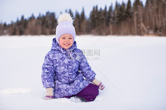 快乐可爱的小可爱女孩 在寒冬阳光明日的雪上玩得开心围巾闲暇乐趣孩子假期情绪幸福童年森林雪花图片