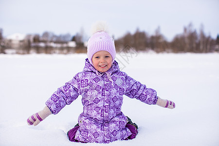 小可爱女孩 坐在寒冬阳光明日的雪上雪花童年女儿压痛快乐乐趣假期闲暇喜悦天气图片