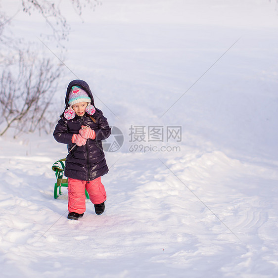 小女孩在温暖的冬天天去滑雪衣服乐趣快乐季节女儿幸福森林帽子雪橇喜悦图片