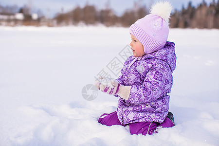 在一月坐标里快乐的小女孩在寒冬阳光明日玩雪薄片天气幸福童年闲暇活动女儿雪花降雪婴儿背景