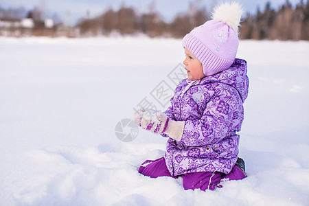 快乐的小女孩在寒冬阳光明日玩雪薄片天气幸福童年闲暇活动女儿雪花降雪婴儿图片
