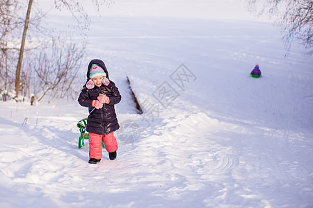 小可爱的快乐女孩 享受阳光明媚的冬日雪草地森林微笑孩子幸福婴儿外套童年乐趣喜悦图片