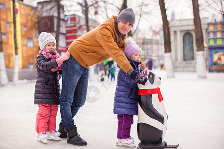 滑冰场家庭节日快乐娱乐手套小姑娘训练溜冰者教学学习数字滑冰婴儿图片