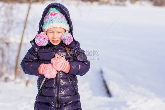 小可爱的快乐女孩 享受阳光明媚的冬日雪帽子微笑草地雪花乐趣外套季节公园孩子女儿图片