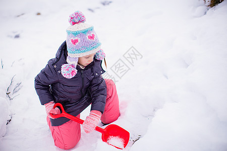 冬天在公园户外的可爱小女孩 在寒冬日毛皮季节晴天女孩幸福手套微笑女性婴儿快乐图片