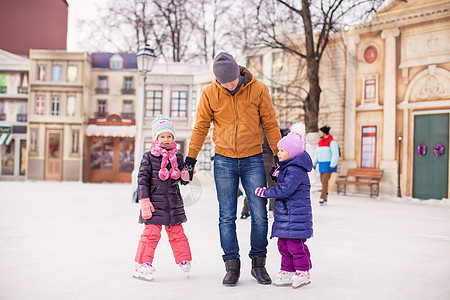 有年轻父亲的小女孩 喜欢滑冰童年活动婴儿女孩乐趣学习爱好家庭微笑教学图片