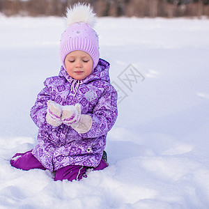 快乐的小女孩在寒冬阳光明日玩雪围巾天气女孩雪花活动降雪女儿薄片情绪假期图片