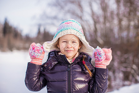 在阳光明媚的冬天天雪中 可爱快乐女孩的肖像童年微笑孩子眼睛幸福森林季节雪花帽子喜悦图片