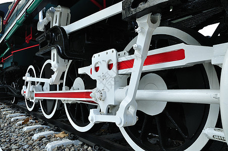 大红白大车轮齿轮博物馆游客天空火车力量引擎车轮平台燃料图片