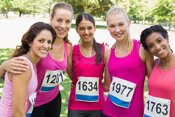 乳腺癌马拉松的自信女性参赛者人数图片