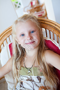 长头发女孩的肖像冒充金发椅子孩子快乐女性幸福假期眼睛童年图片