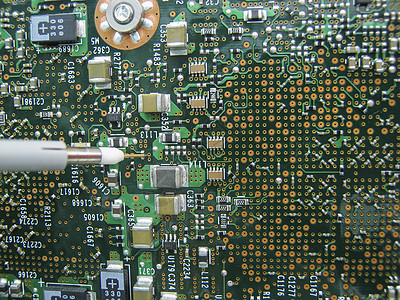 检查电路板的多米探测器技术晶体管绿色电子木板测量万用表测试员劳动工业图片