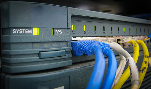 Ethernet RJ45 电缆连接到互联网开关中心红色路由器技术港口商业电脑电讯网络团体图片