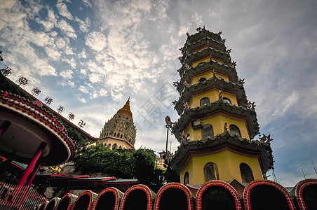 马来西亚的寺庙地标崇拜灯笼金子旅行入口游客脚步旅游遗产图片