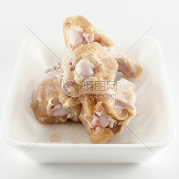 白背景孤立的新鲜鸡肉宿舍大腿叶子盘子厨房营养烹饪食物饮食托盘图片