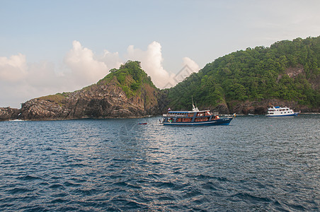 帆船在泰尔岛的Similan岛象征着赛米兰岛天空蓝天旅行图片