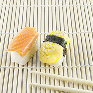 鳗鱼寿司Sush 新鲜日本传统食品黄瓜饮食美食午餐海鲜鱼片盘子奶油寿司大豆背景