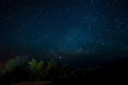 夜里有星星在天空中星系银河系艺术天文学星座黑暗星云星际气体蓝色图片