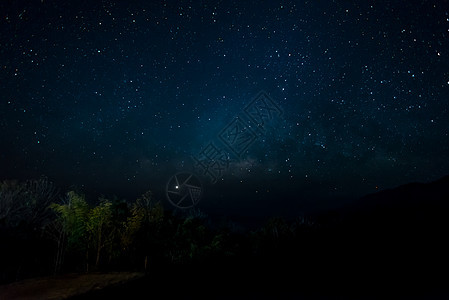 夜里有星星在天空中辐射起源靛青黑暗气体蓝色星座星系天文学艺术图片