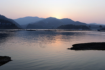 湖边日落的风景海洋海岸晴天场景海浪湖岸水景天空地平线支撑图片