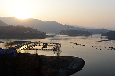 湖边日落的风景水景旅行反射蓝色晴天阳光海岸线支撑海岸场景图片