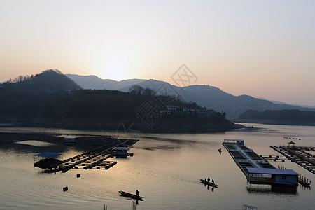 湖边日落的风景旅行太阳海洋阳光蓝色海岸线晴天反射水景海岸图片