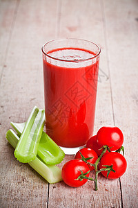 杯子里的番茄汁 新鲜西红柿和绿菜菜果汁厨房美食风化乡村餐巾农业蔬菜桌子芹菜图片