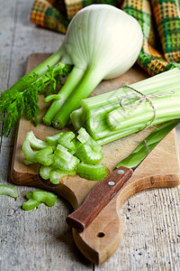 新鲜有机甘油和纤维食物健康烹饪蔬菜木板茴香芹菜木头纺织品绿色图片