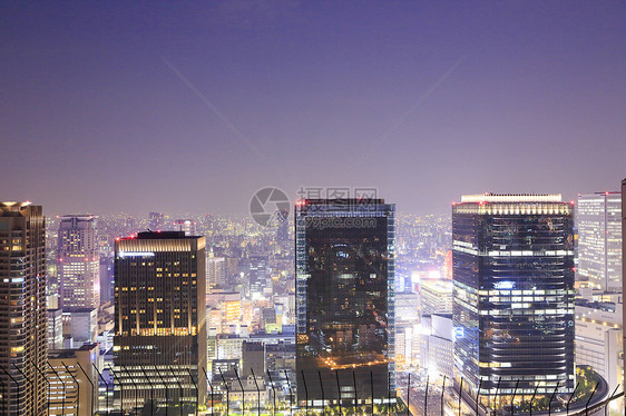 夜中大阪天线景观观光办公室摩天大楼游客商业风景交通地标市中心图片