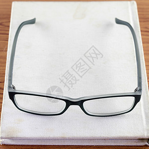 笔记本上的眼镜时间文书日记喷泉工作会议软垫笔记纸规划师桌子图片