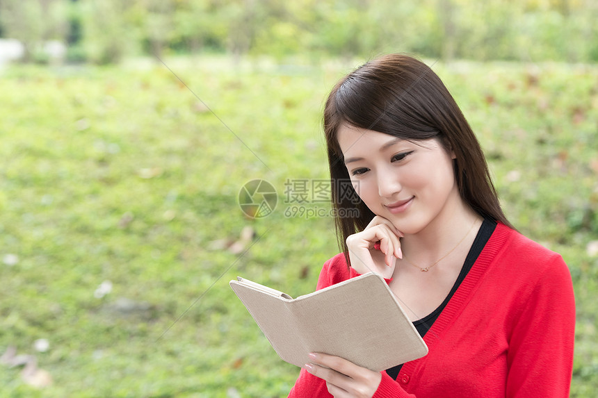 户外阅读书公园学习享受闲暇女性魅力女士精制微笑乐趣图片