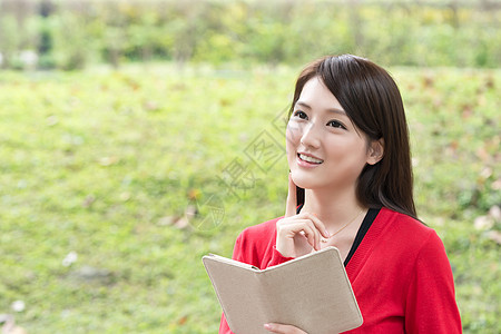 户外阅读书享受微笑女士学习公园闲暇女性精制乐趣魅力图片