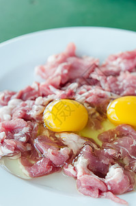 蛋和生肉粉色蛋黄营养盘子猪肉食物黄色图片