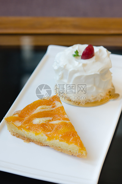 甜甜蛋糕黄色奶油白色红色水果美食食物香草海绵蛋糕图片