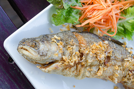 炸鱼沙拉白色蔬菜油炸绿色盘子食物美食海鲜图片