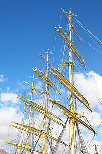 帆船码头Craner 起落杆商业船桅血管起重机海洋城市天空码头金属航行背景