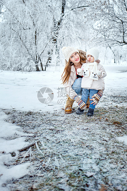 冬季森林中的母亲和女儿亲热女性乐趣生活天气孩子树木情绪闲暇家庭图片