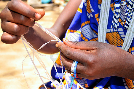 来自坦桑尼亚的手工制作珠珠制品首饰地点社区珠饰珠子部落住民艺术旅行文化裙子图片
