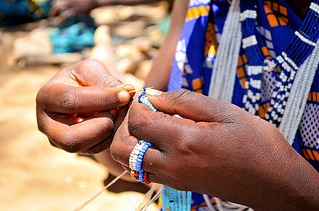 来自坦桑尼亚的手工制作珠珠制品首饰住民社区部落地点艺术文化旅行裙子珠子珠饰图片
