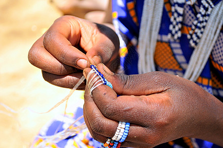 来自坦桑尼亚的手工制作珠珠制品首饰部落手雕地点裙子艺术珠子社区旅行文化住民图片