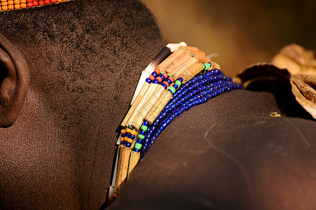 来自坦桑尼亚的手工制作珠珠制品首饰手雕部落住民文化珠子地点裙子艺术旅行珠饰图片